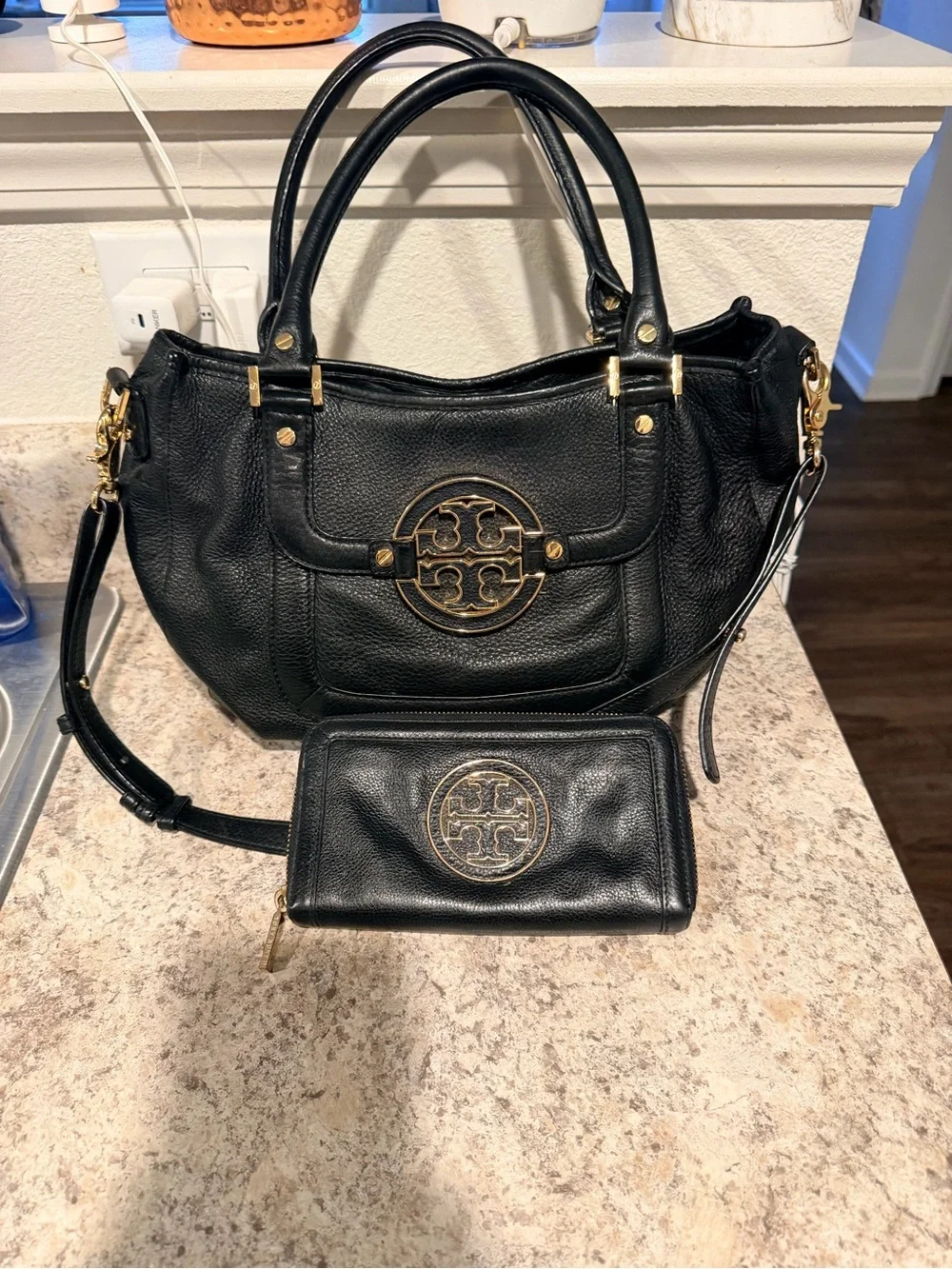 Tory Burch Amanda Hobo/ with wallet
